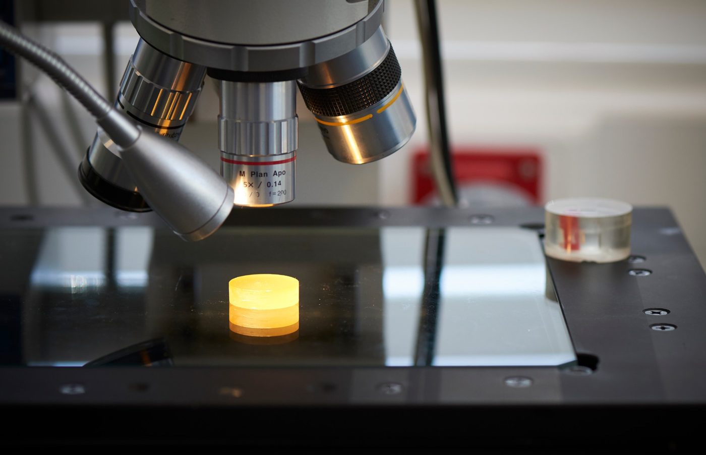 Microscópio a analisar uma amostra de material num laboratório da COFICAB