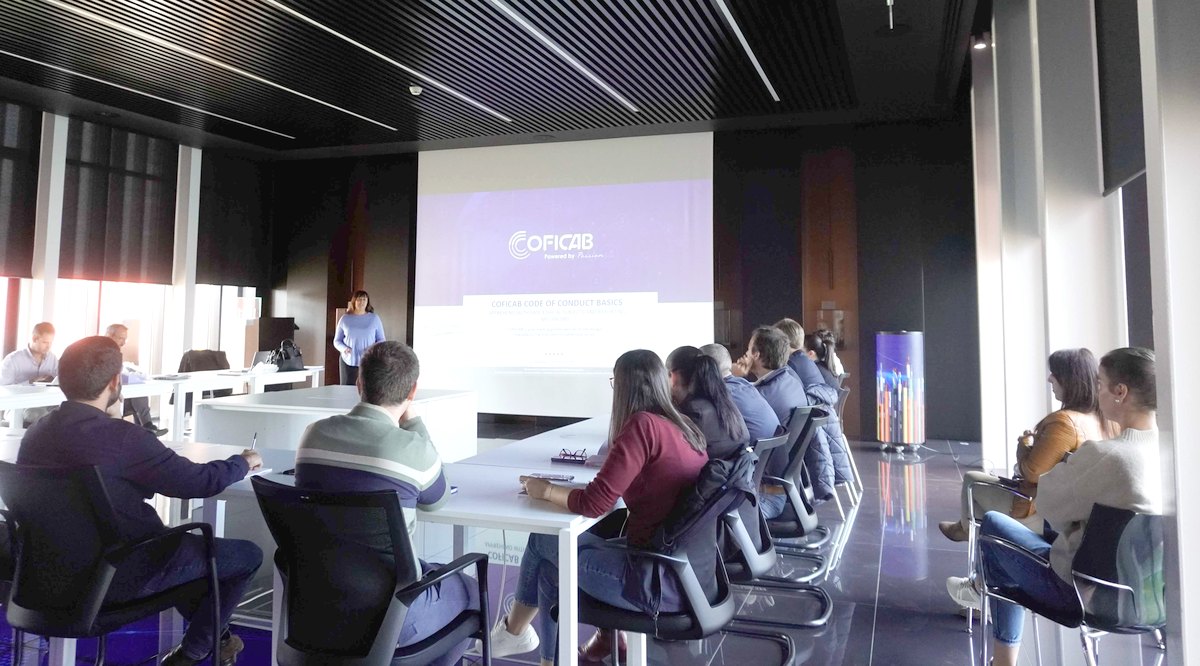 Colaboradores da COFICAB numa ação de formação sobre o Código de Conduta